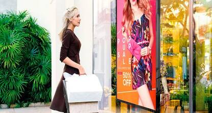 La cartelería digital ofrece una variedad de beneficios que pueden mejorar significativamente las ventas en un comercio minorista