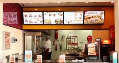 La señalización digital ofrece una forma sencilla y rentable para que los restaurantes mejoren la experiencia del cliente