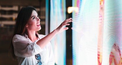 Pantallas profesionales vs TV: ¿Cuál es la mejor opción para tu comercio?