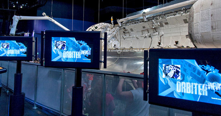 60 pantallas tactiles interactivas son la nueva atraccion del kennedy space center de los estados unidos 01