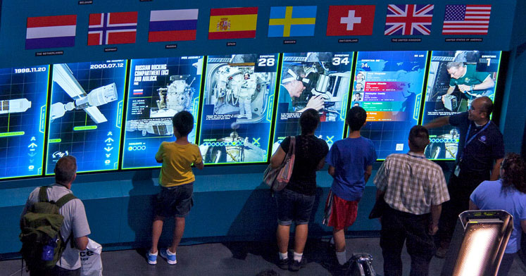 60 pantallas tactiles interactivas son la nueva atraccion del kennedy space center de los estados unidos 02