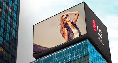 Destaca tus ofertas bajo el sol: la nueva dimensión de la cartelería digital para exteriores