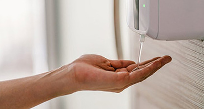 La señalización digital abarca el desinfectante de manos y la tecnología de detección de máscaras