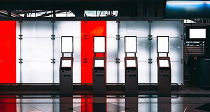 Señalización digital frente a quioscos: ¿cuál es la diferencia?